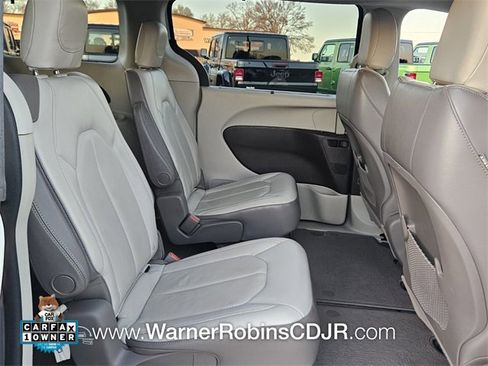 Used 2018 Chrysler Pacifica Touring-L image 17