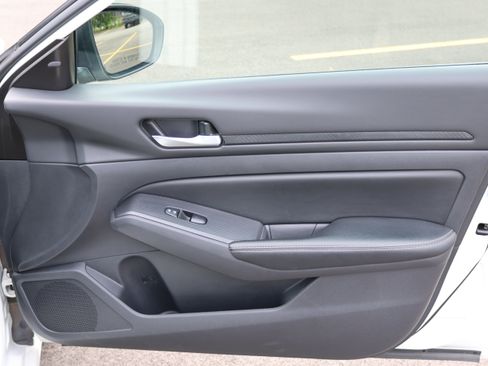Used 2025 Nissan Altima 2.5 SV FWD image 35