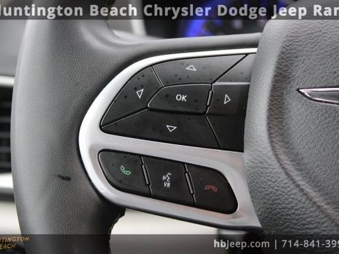 Used 2023 Chrysler Pacifica Touring-L image 14