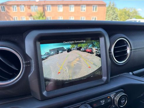Used 2022 Jeep Wrangler Unlimited Sahara w/ Cold Weather Group AWD/4WD image 17