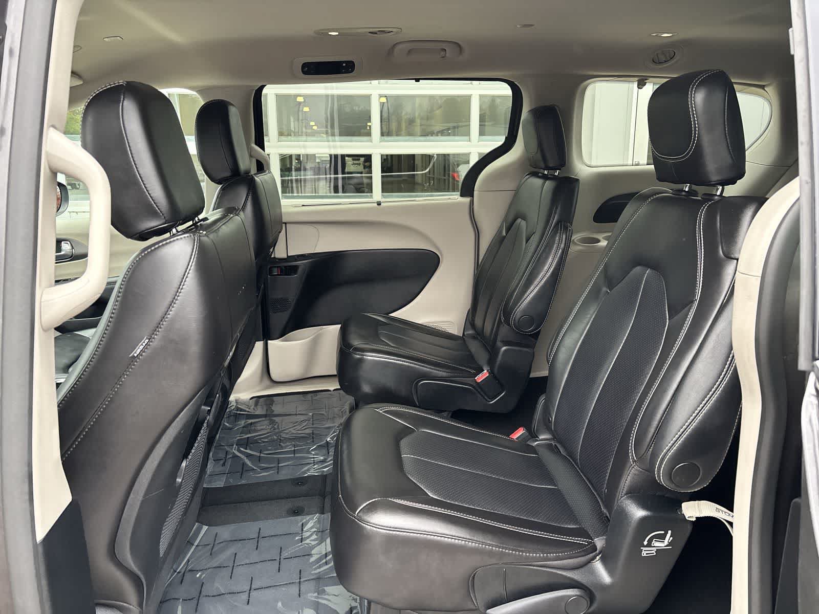 Used 2023 Chrysler Pacifica Touring-L FWD image 8