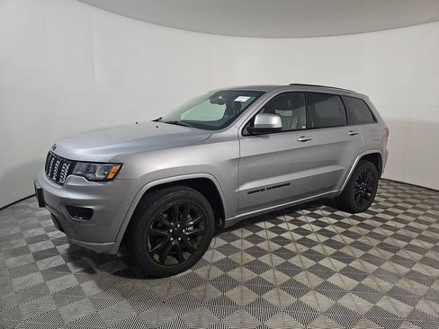 Used 2018 Jeep Grand Cherokee Altitude RWD image 2