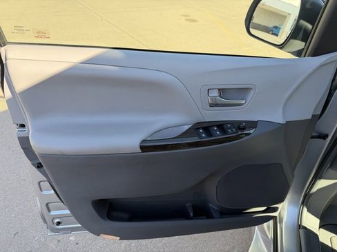 Used 2017 Toyota Sienna XLE image 9