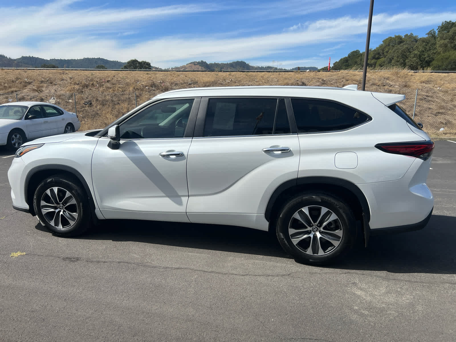 Used 2023 Toyota Highlander XLE AWD/4WD image 7