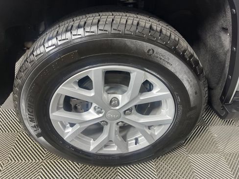 Used 2023 Jeep Grand Cherokee Limited RWD image 14