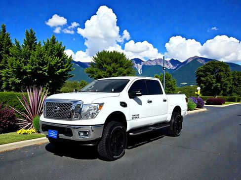 Used 2017 Nissan Titan SV image 7