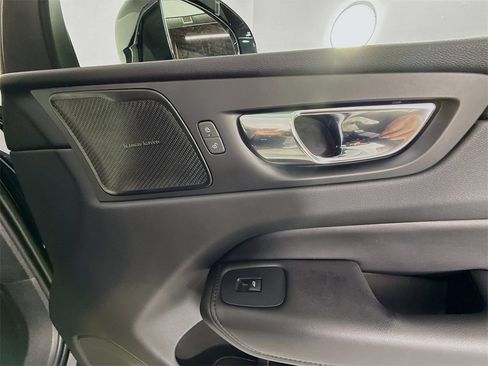 Used 2023 Volvo XC60 T8 Plus image 32