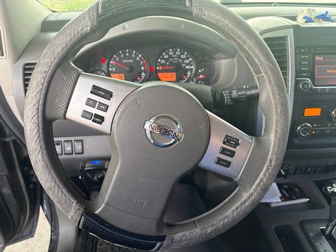 Used 2015 Nissan Frontier SV w/ SV Value Truck Package AWD/4WD image 5