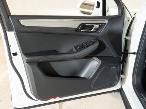 Certified 2026 Porsche Macan AWD/4WD image 18