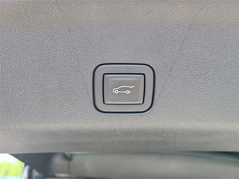 Used 2024 GMC Yukon XL SLT image 12