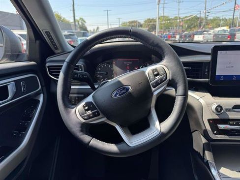 Used 2022 Ford Explorer XLT w/ Equipment Group 202A image 12