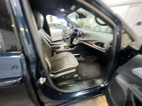 Used 2025 Chrysler Pacifica Limited FWD image 26