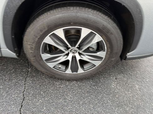 Certified 2025 Toyota Highlander XLE FWD image 42