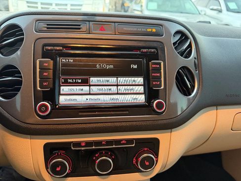 Used 2012 Volkswagen Tiguan SE image 19