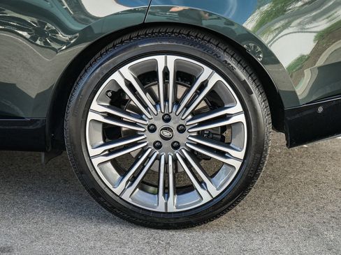Certified 2025 Land Rover Range Rover SE AWD/4WD image 13