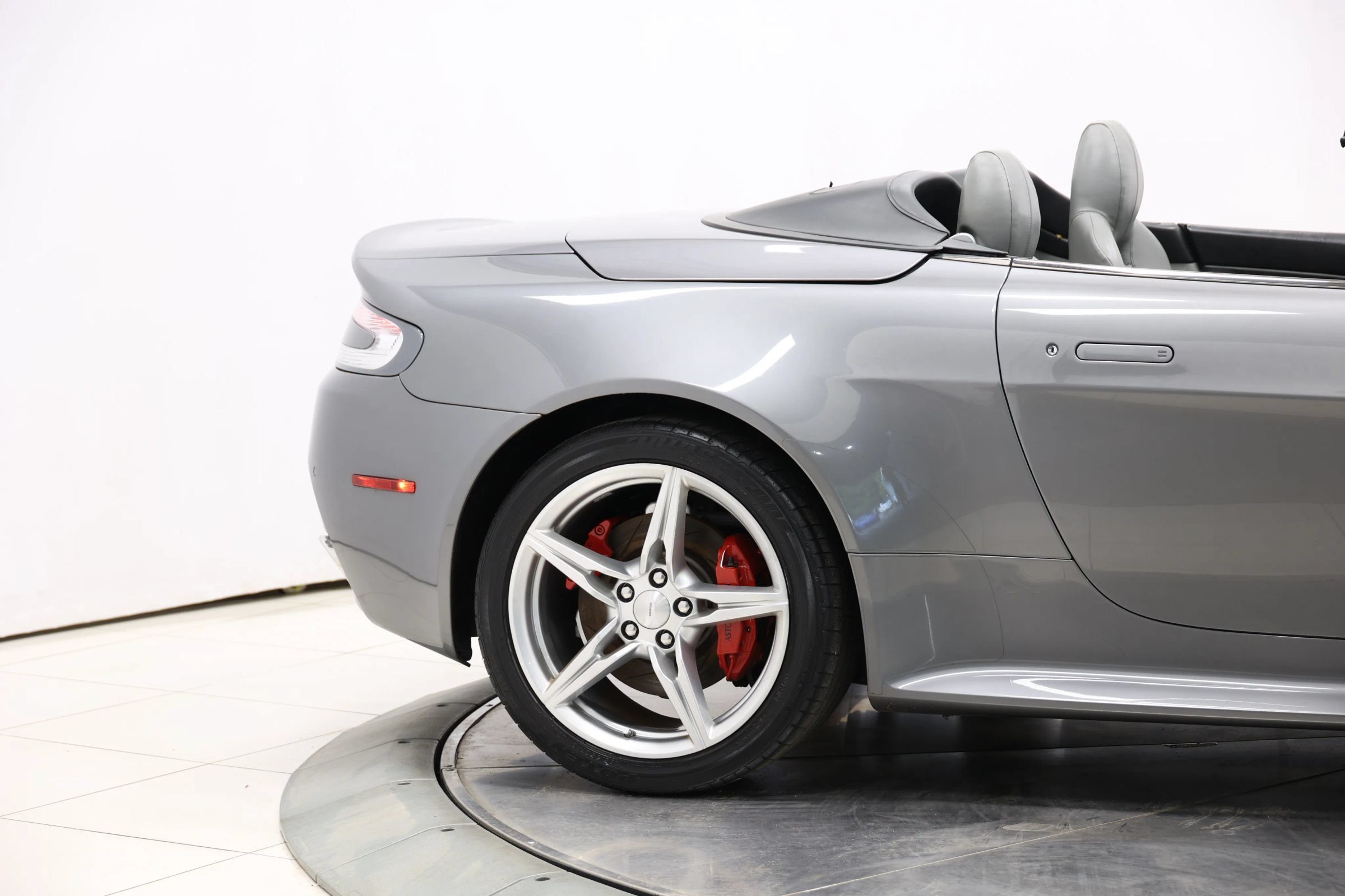 Used 2016 Aston Martin V8 Vantage S RWD image 41