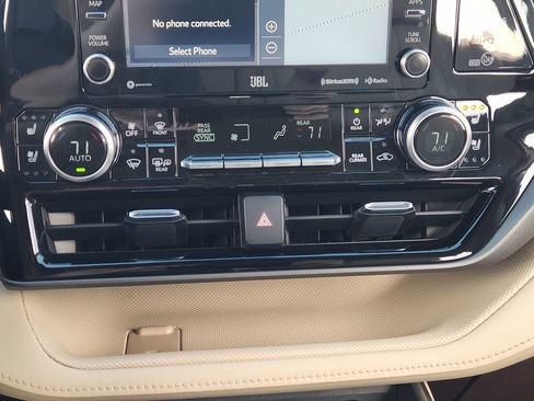 Used 2020 Toyota Highlander Limited image 19