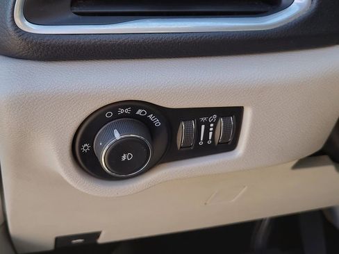 Used 2018 Chrysler Pacifica Limited image 24