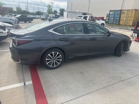 Used 2022 Lexus ES 300h w/ Premium Package FWD image 3