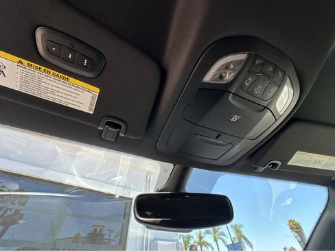 Used 2025 Chrysler Pacifica Select FWD image 25