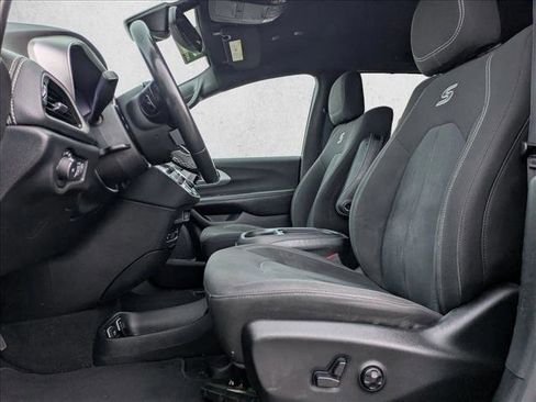 Used 2021 Chrysler Pacifica Touring w/ Uconnect Theater Family Group image 16