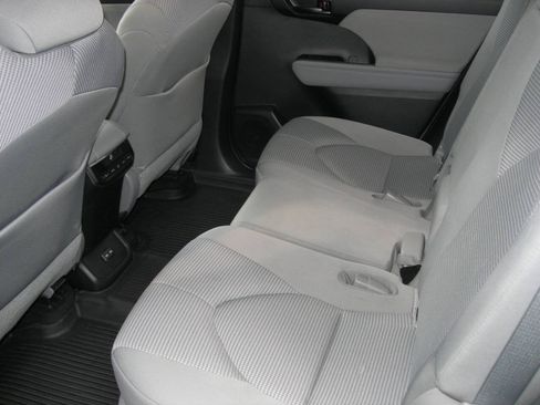 Used 2023 Toyota Highlander LE FWD image 4