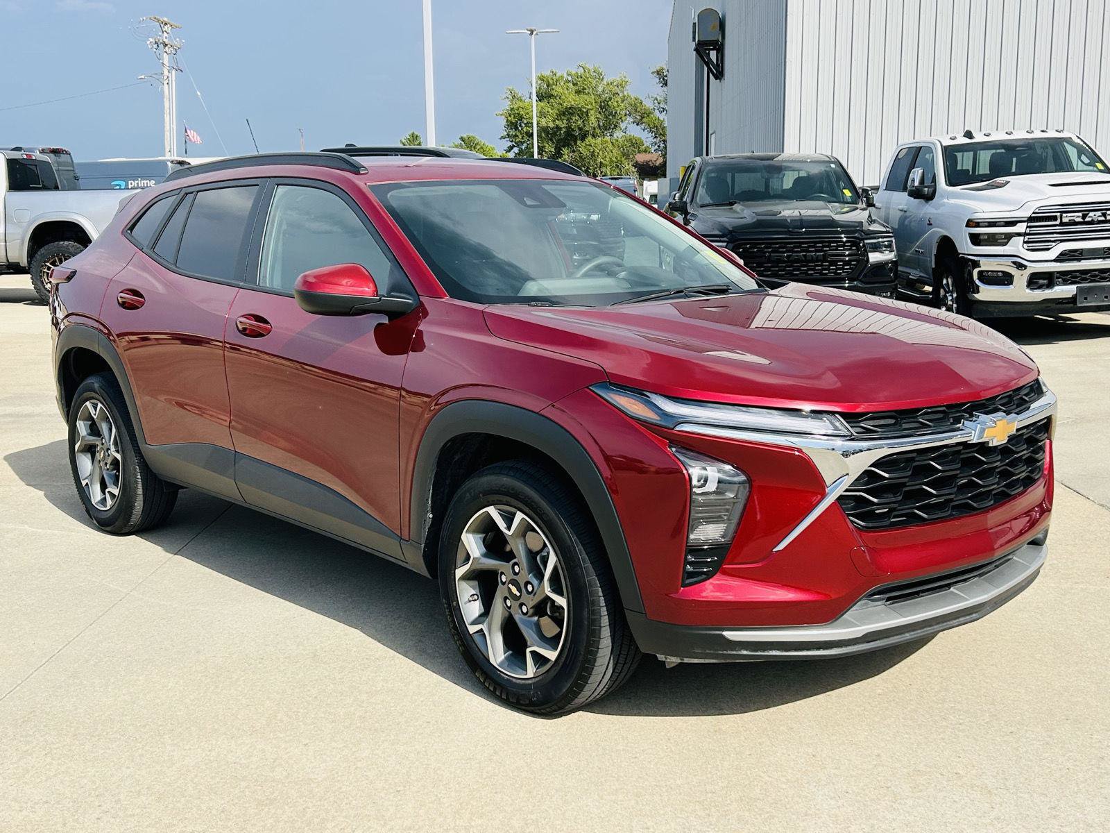 Used 2025 Chevrolet Trax LT FWD image 2