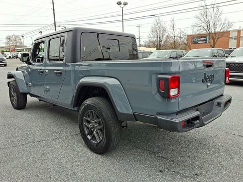 Used 2024 Jeep Gladiator Sport image 4
