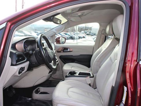 Used 2018 Chrysler Pacifica Touring-L Plus w/ Advanced Safetytec Group image 9