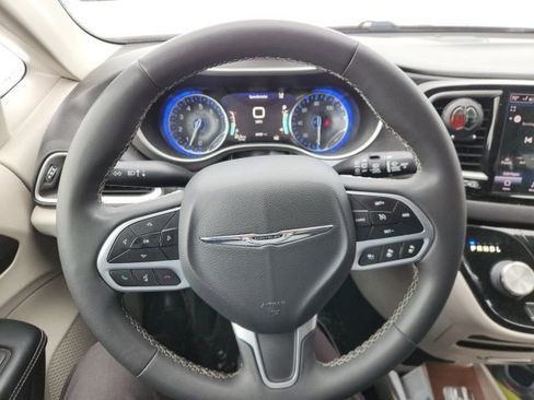 Used 2022 Chrysler Pacifica Touring-L image 11