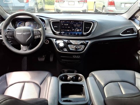 Certified 2023 Chrysler Pacifica Touring-L w/ S Appearance Package FWD image 8