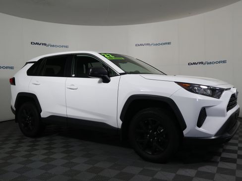 Used 2022 Toyota RAV4 LE image 4