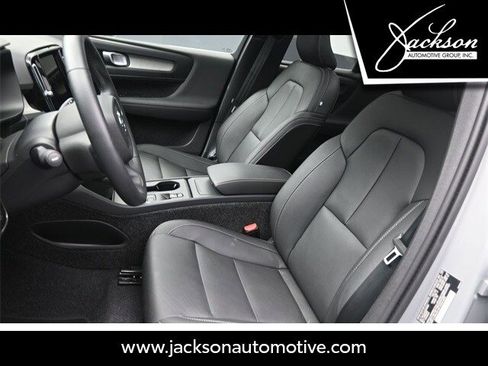Certified 2025 Volvo XC40 B5 Core w/ Protection Package Premier image 18