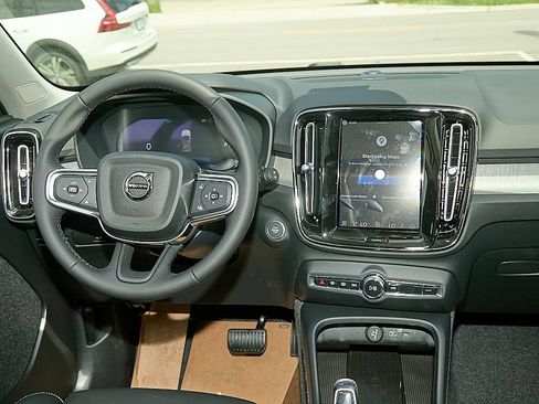 New 2026 Volvo XC40 B5 Plus w/ Climate Package AWD/4WD image 24