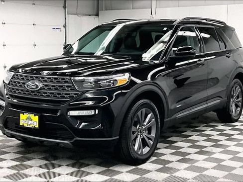 Used 2024 Ford Explorer XLT w/ XLT Sport Appearance Package AWD/4WD image 12
