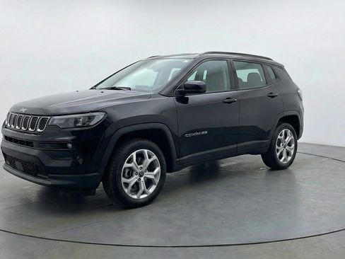 Used 2025 Jeep Compass Latitude AWD/4WD image 3