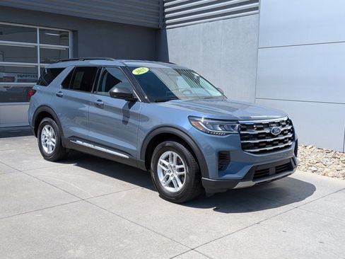Certified 2025 Ford Explorer Active RWD image 2