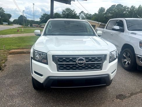 Used 2024 Nissan Frontier SV image 3