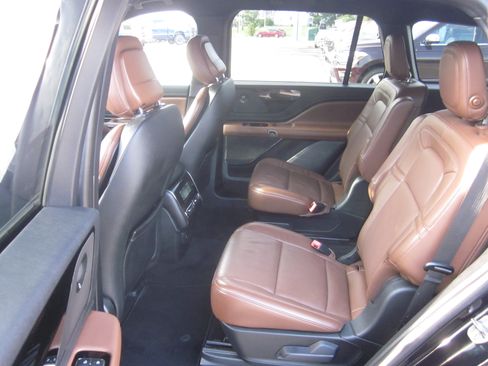 Used 2020 Lincoln Aviator Reserve w/ Elements Package Plus AWD/4WD image 11