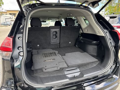Used 2018 Nissan Rogue SV w/ Premium Package AWD/4WD image 11