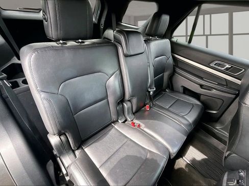 Used 2018 Ford Explorer XLT w/ Equipment Group 202A AWD/4WD image 28