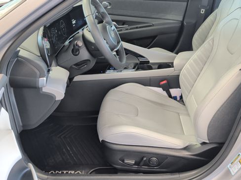 Certified 2025 Hyundai Elantra Limited FWD image 9