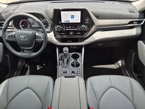 Used 2024 Toyota Highlander XLE FWD image 13