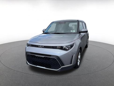 Used 2025 Kia Soul LX w/ LX Technology Package FWD image 6