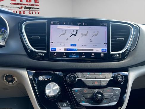 Used 2023 Chrysler Pacifica Touring-L FWD image 21