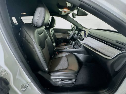 Used 2024 Jeep Compass Latitude image 32