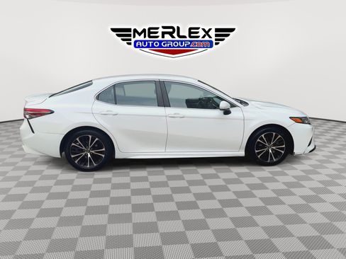 Used 2018 Toyota Camry SE FWD image 9
