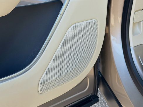 Used 2025 Land Rover Range Rover SE image 25