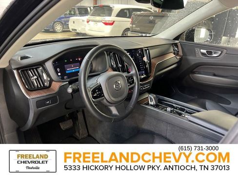 Used 2023 Volvo XC60 B5 Plus image 11