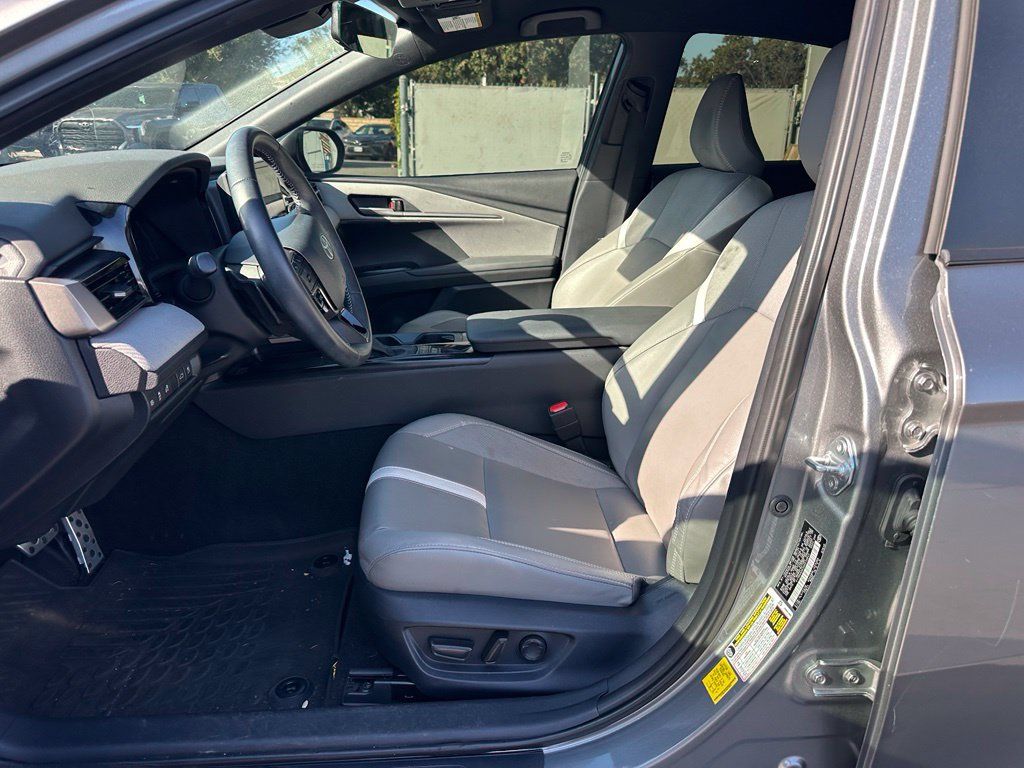 Used 2025 Toyota Camry SE FWD image 9